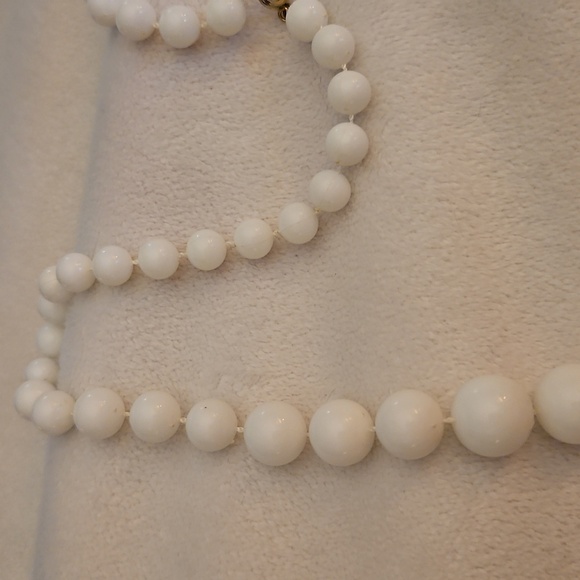 Vintage Set of Two Red and White Acrylic Graduated Beaded Necklaces - Picture 4 of 10